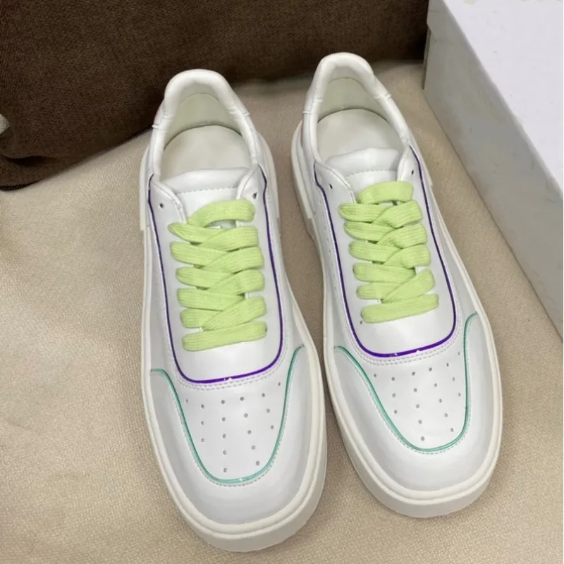 woman ins fashion sneaker