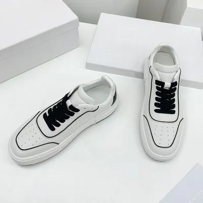 woman ins fashion sneaker