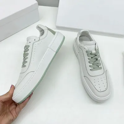 woman ins fashion sneaker