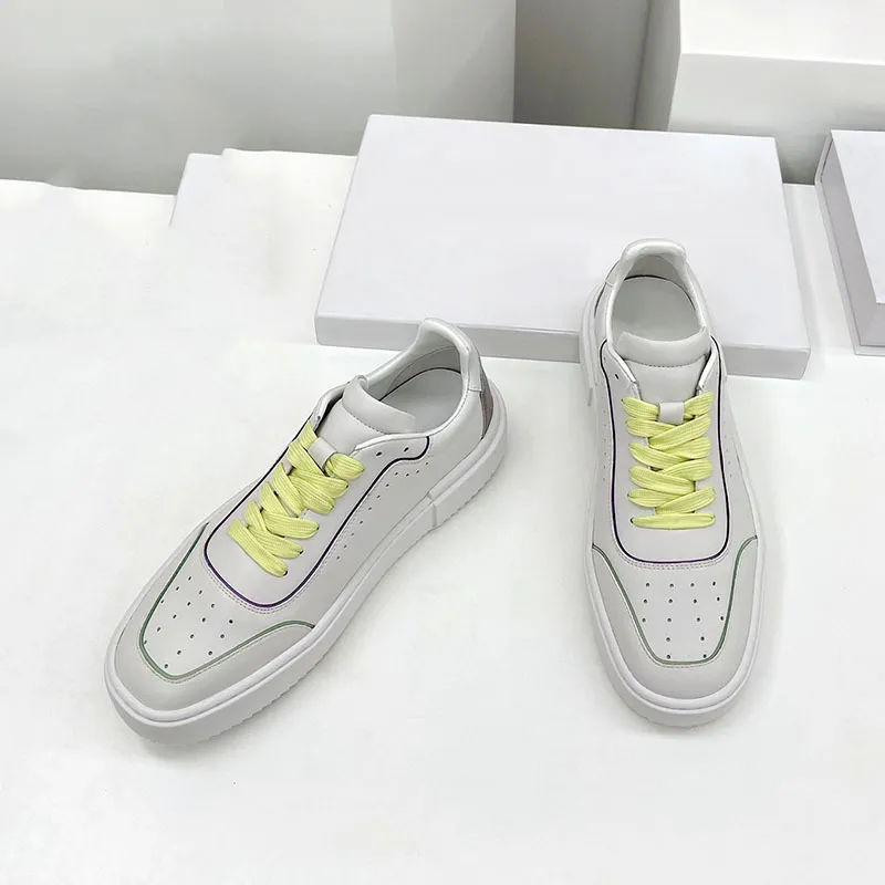 woman ins fashion sneaker