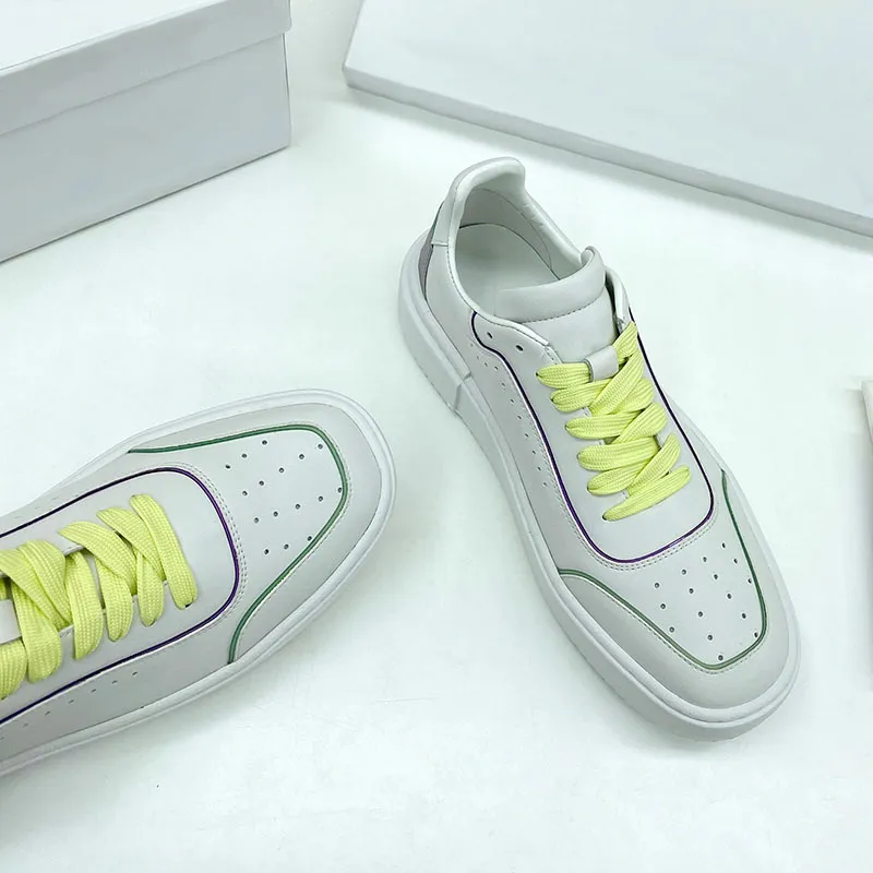 woman ins fashion sneaker