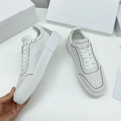 woman ins fashion sneaker