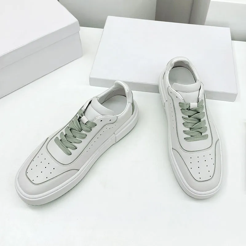 woman ins fashion sneaker