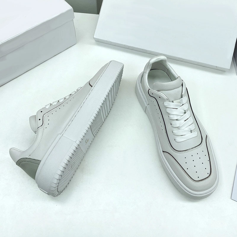 woman ins fashion sneaker