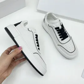 woman ins fashion sneaker