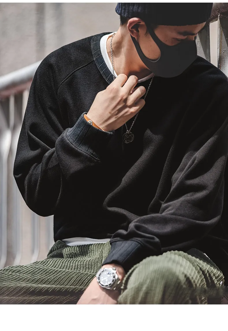 Hoodie with round neck and long sleeves