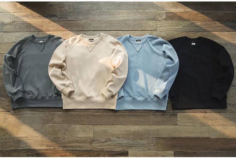 Hoodie with round neck and long sleeves