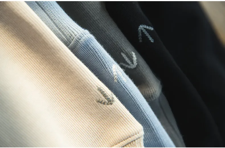 Hoodie with round neck and long sleeves