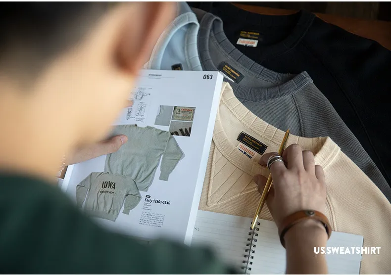 Hoodie with round neck and long sleeves