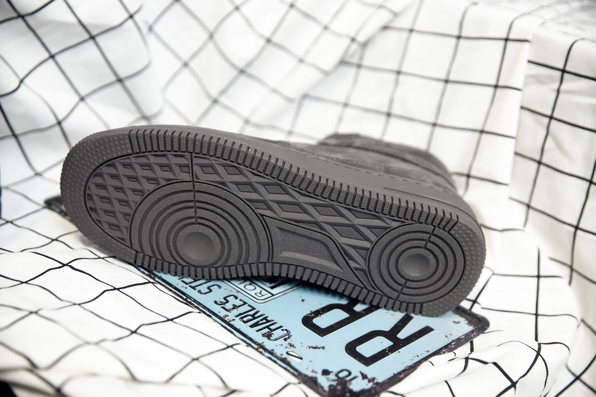 good quality high top man sneaker